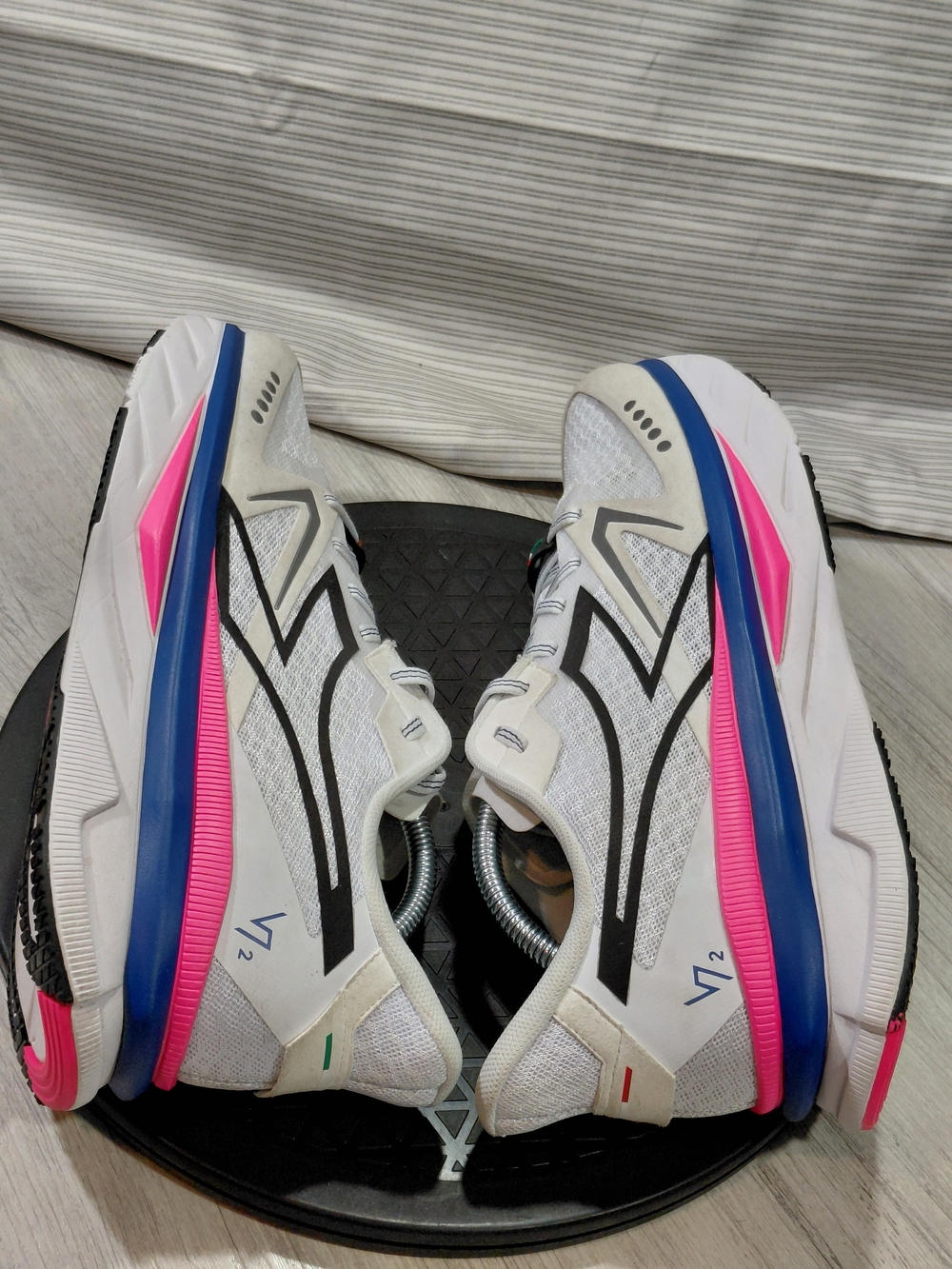 Diadora Mens V7000-2 Italian White Running Shoes with Pink & Blue Accents M10.5 - Picture 5 of 16